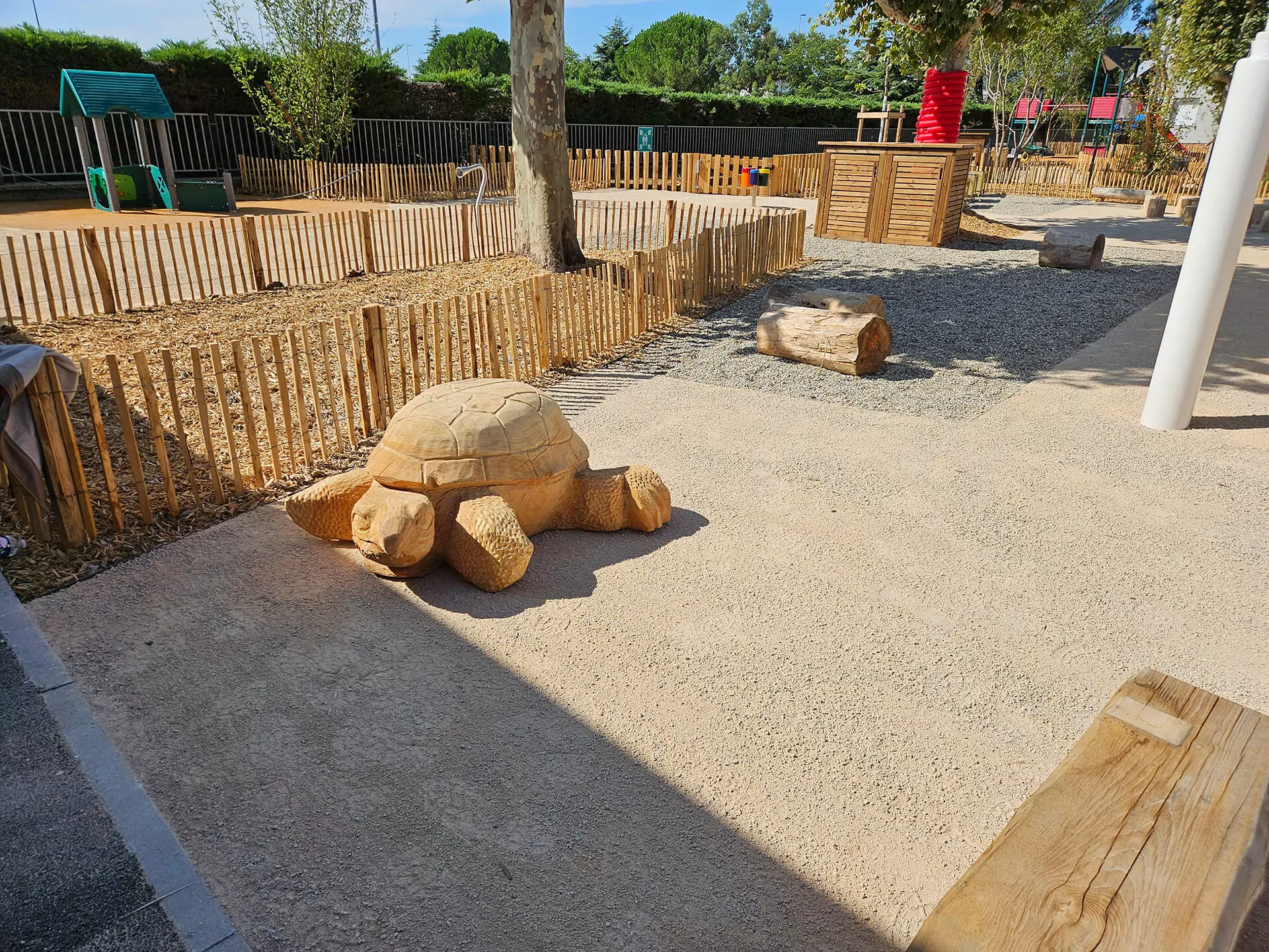 Les enfants caressent la tortue en bois sculptée