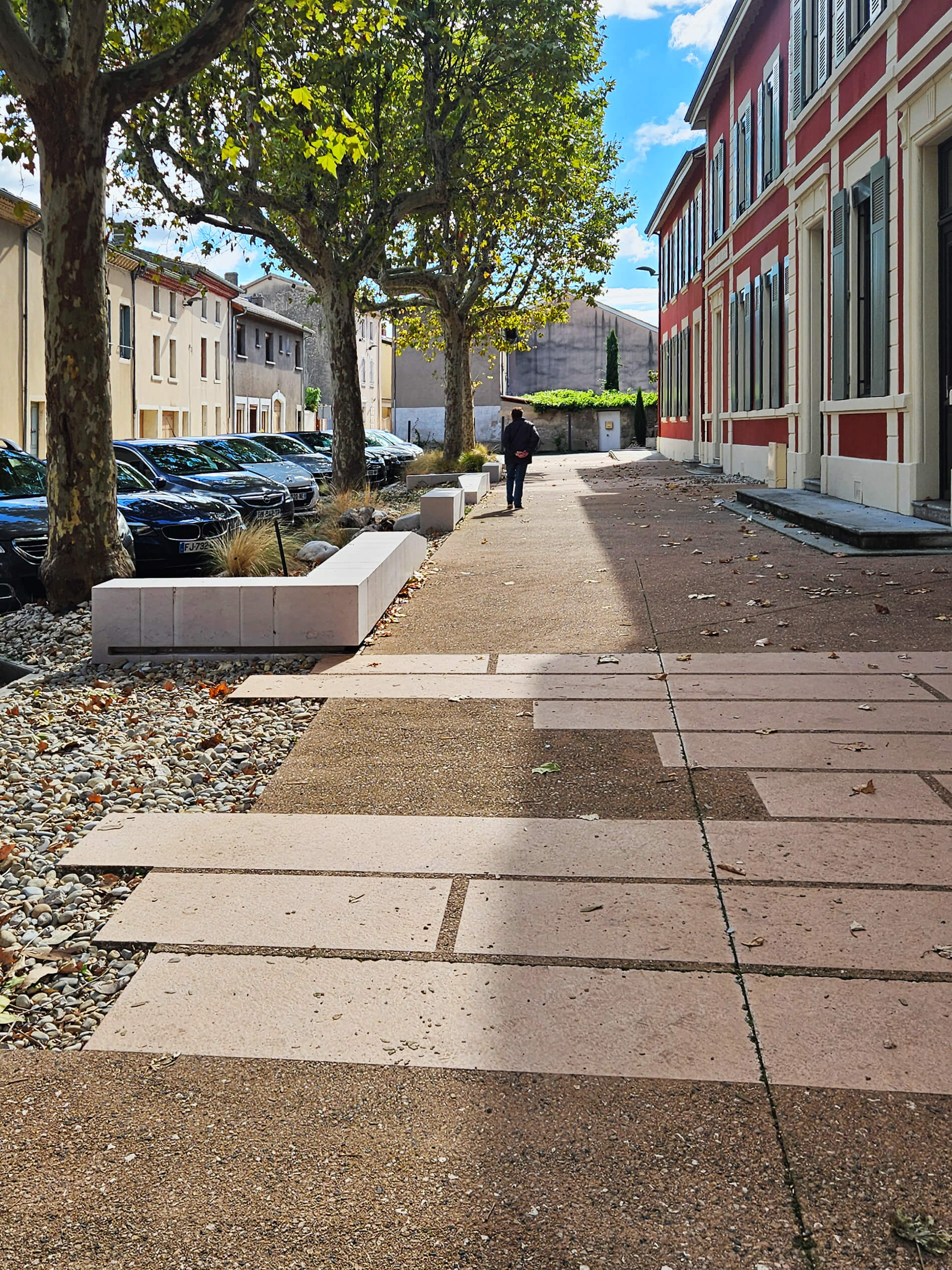 bandes de béton au sol prolongent le parvis vers les espaces verts,